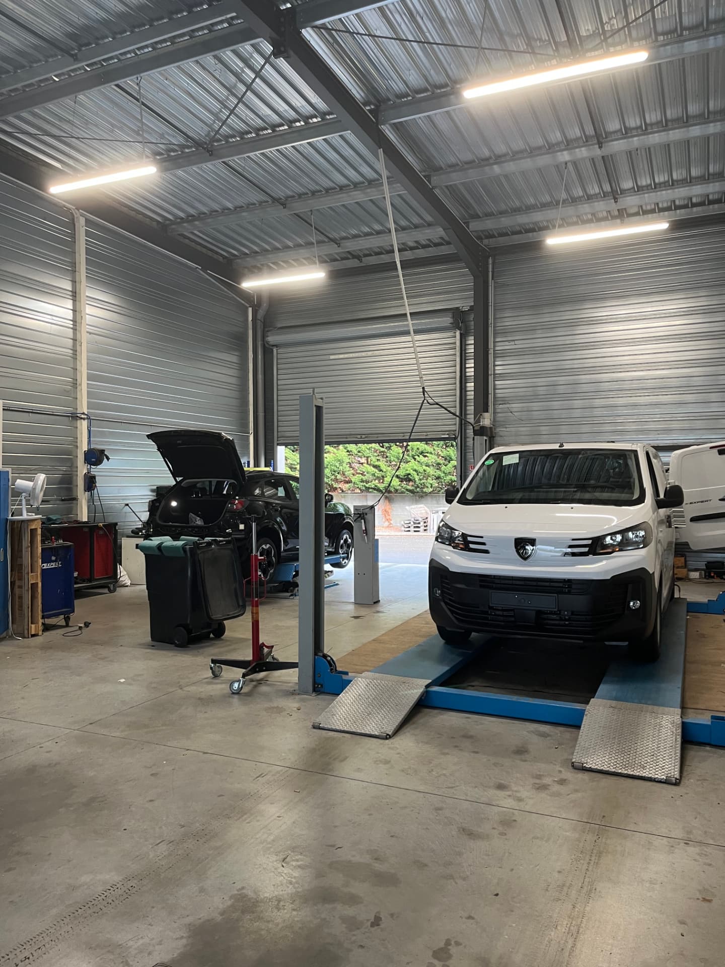 Atelier d'Aquitaine Rechange Auto avec véhicules sur les ponts – attelage Bordeaux, Gironde