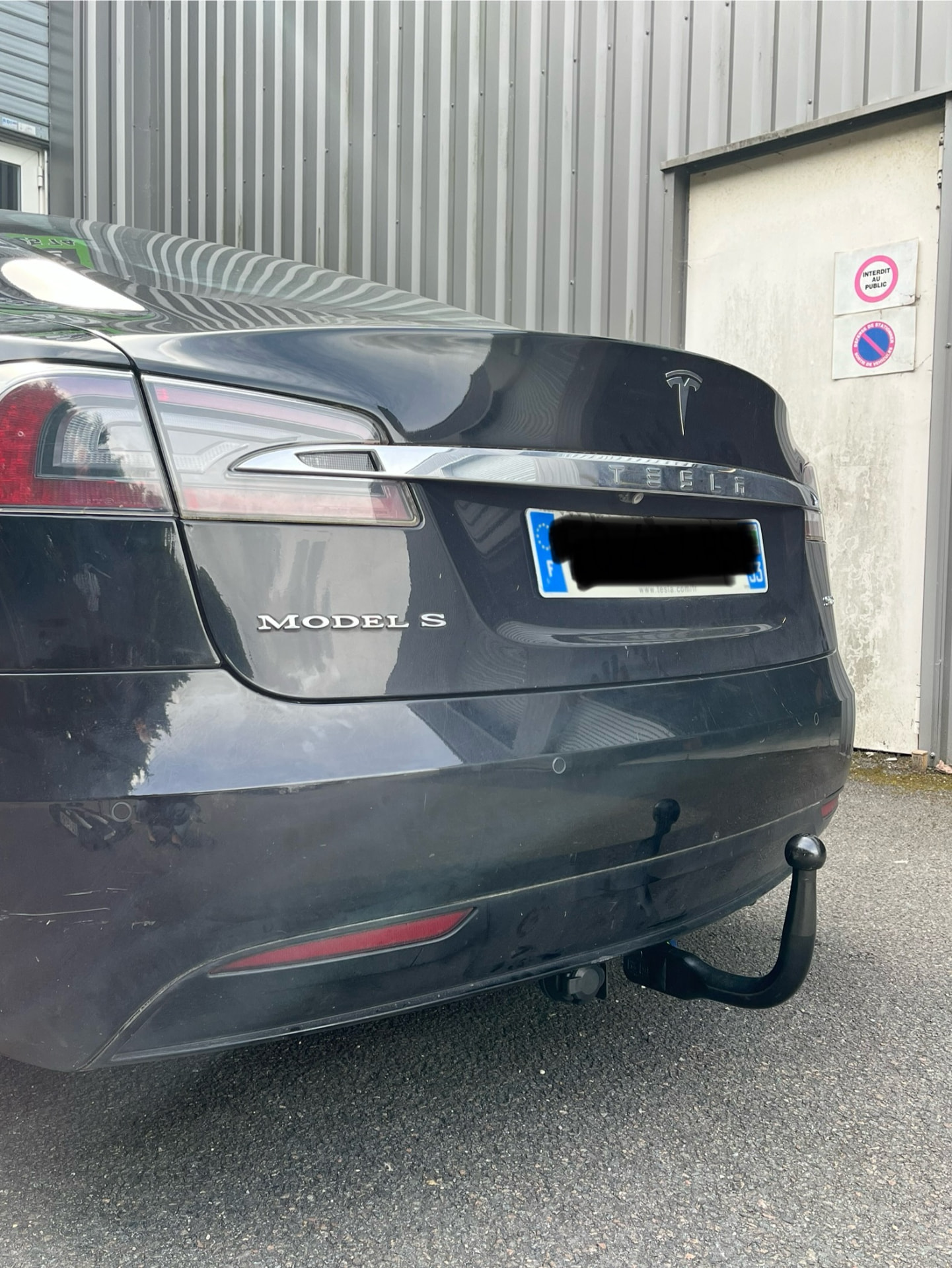 Tesla Model S 2012 – 2026 après la pose de l'attelage – pose attelage Bordeaux | Aquitaine Rechange Auto