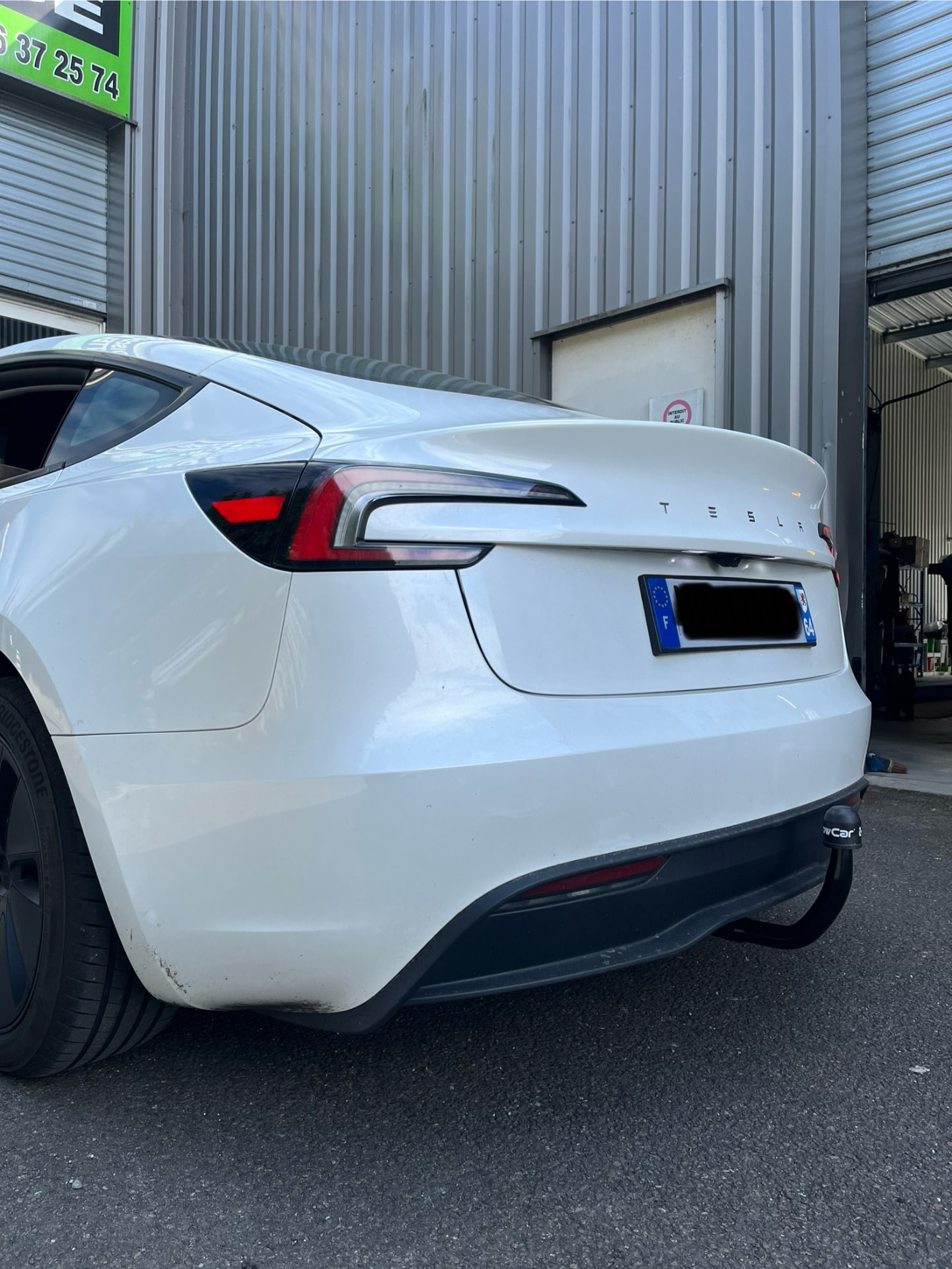 Tesla Model 3 2017 – après la pose de l'attelage – pose attelage Bordeaux | Aquitaine Rechange Auto